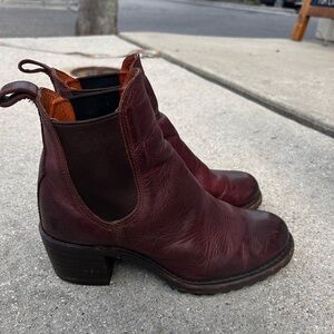 Frye Sabrina Chelsea 71868 Womens Burgundy Leather Ankle Boots sz 10